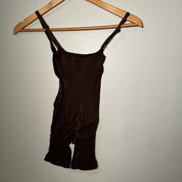 NWOT SKIMS BUTT ENHANCING OPEN BUST BODYSUIT S - Picture 7 of 7